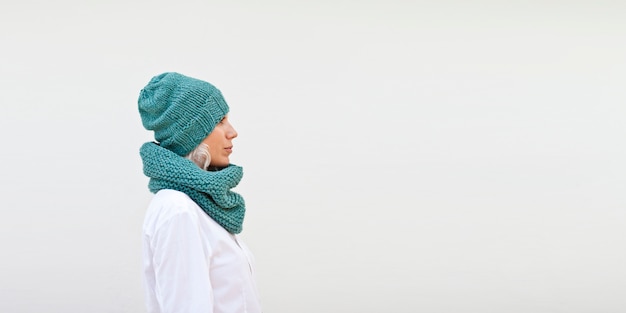 Pretty woman in caldo cappello a maglia turchese