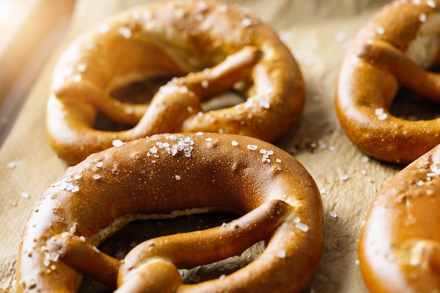 Pretzel bavaresi freschi su carta da forno Cibo tradizionale bavarese fatto in casa