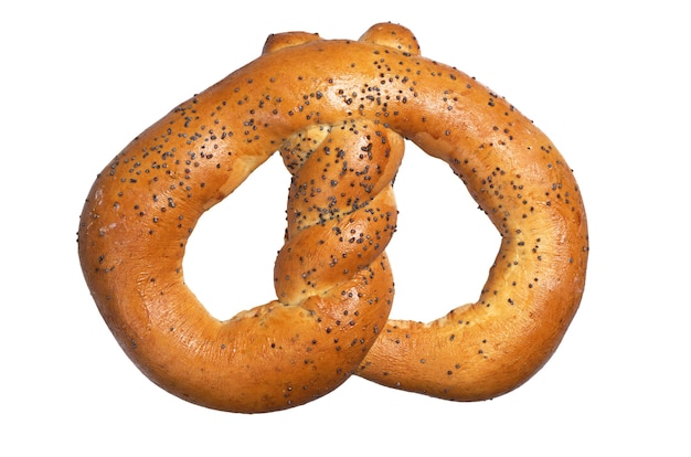 Pretzel con semi di papavero isolati su sfondo bianco