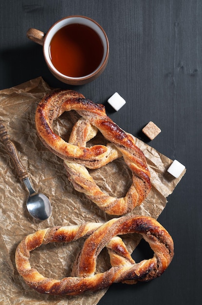 Pretzel con zucchero e tè