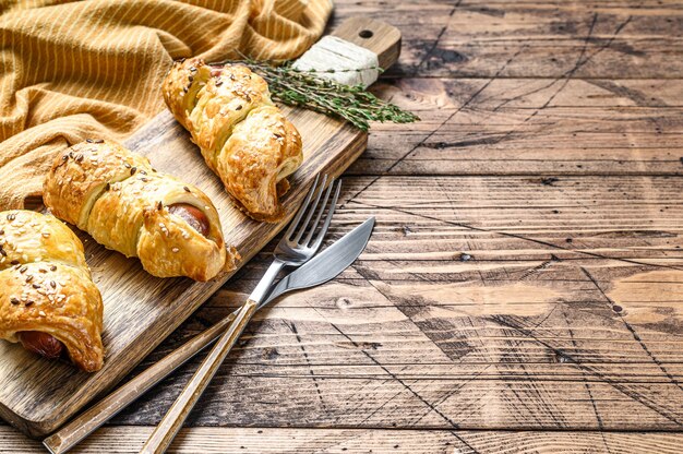 Pretzel fatto in casa salsiccia avvolta nell'impasto