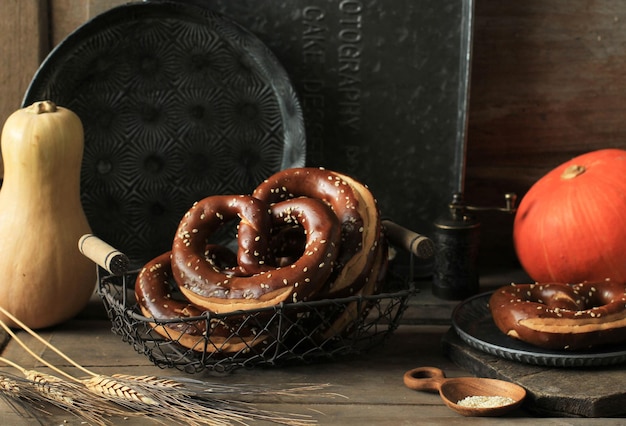 Pretzel tedesco chiamato Brezel, pane molto popolare nel sud della Germania, servito su cesto rustico, tavola di legno