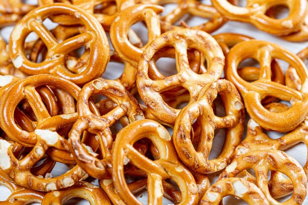 Pretzels a sfondo di birra