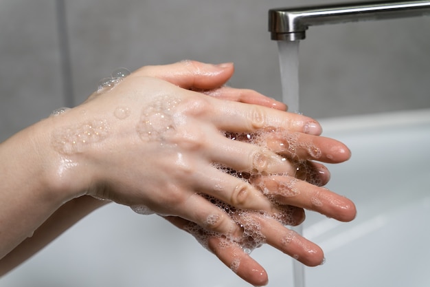 Prevenzione della pandemia di coronavirus lavarsi le mani con acqua calda e sapone e sfregare unghie e dita lavandosi frequentemente o usando un gel disinfettante per le mani