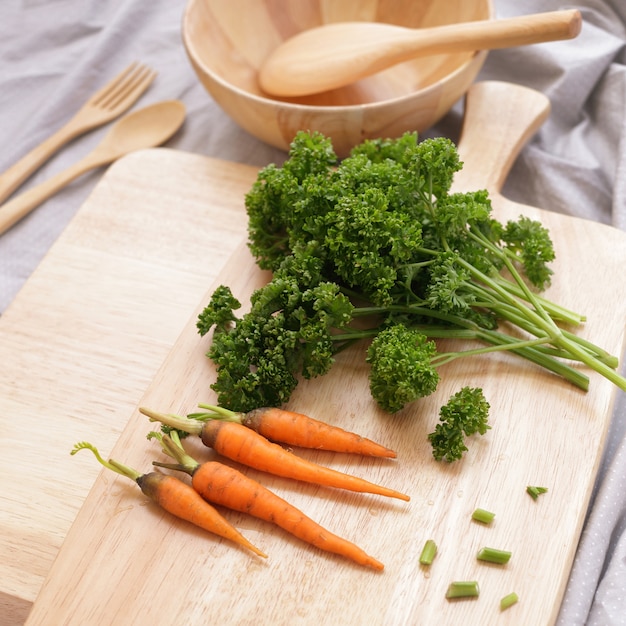 Prezzemolo e carota sul ceppo di legno