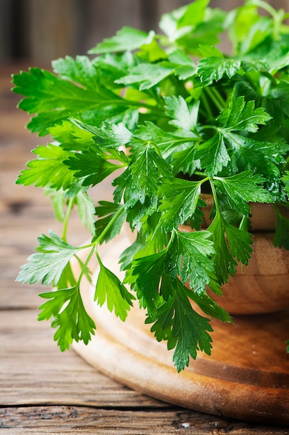 Prezzemolo fresco verde sulla tavola di legno d'annata