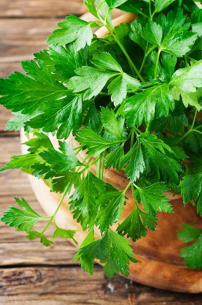 Prezzemolo fresco verde sulla tavola di legno dell'annata