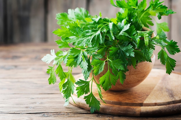 Prezzemolo fresco verde sulla tavola di legno