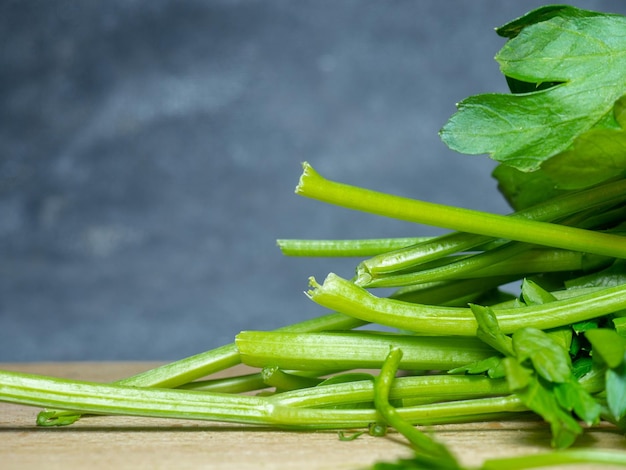 Prezzemolo in tavola Prodotto utile Verdure su un tagliere Ingrediente per il pranzo vegetariano Molti gambi di prezzemolo