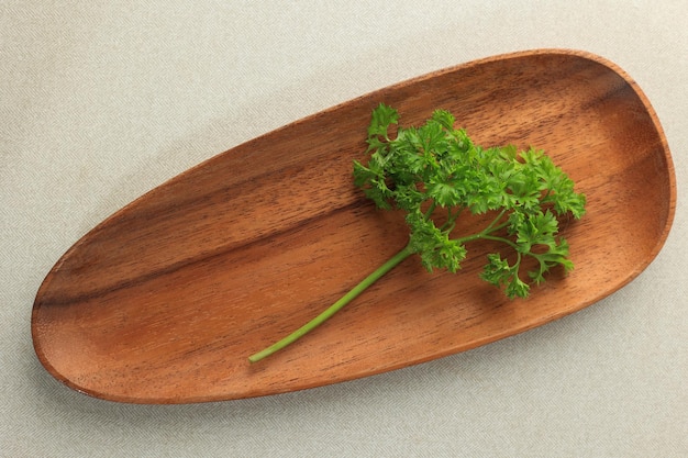 Prezzemolo italiano fresco sul piatto di legno