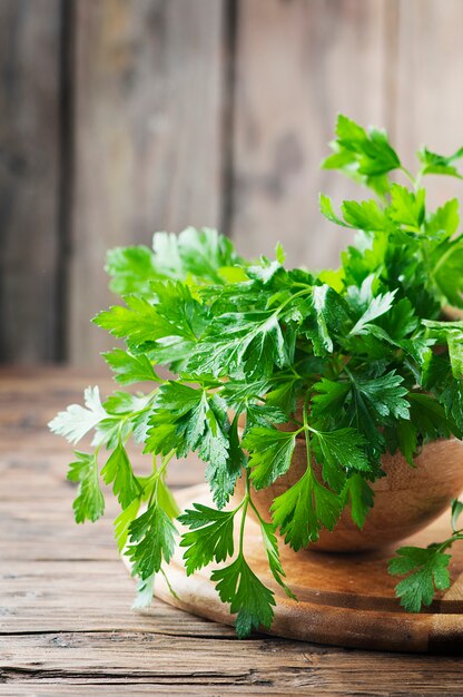 Prezzemolo verde fresco sulla tavola di legno