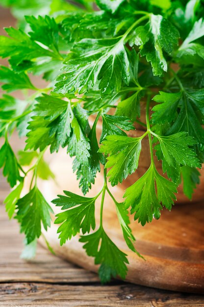 Prezzemolo verde fresco sulla tavola di legno