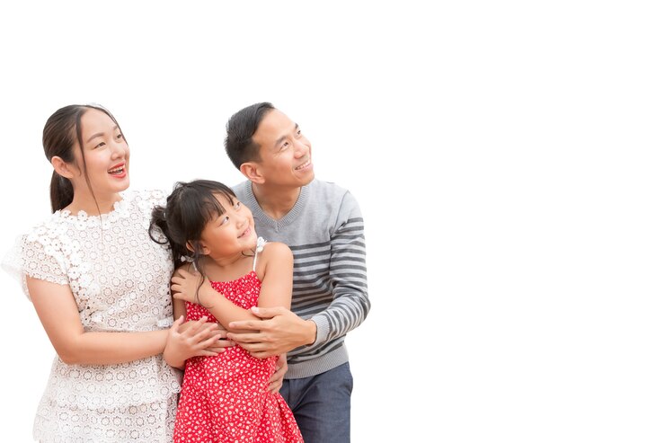 Pria dan wanita Asia bersama putri mereka