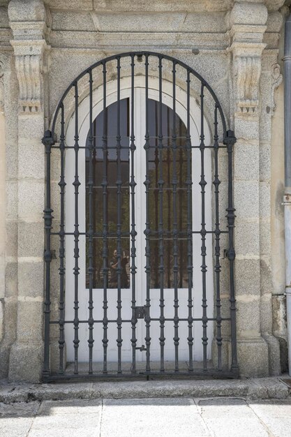 Prigione, vecchie finestre e città classica di San Ildefonso, Palacio de la Granja in Spagna