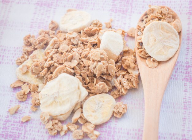 Prima colazione casalinga del granola con frutta secca