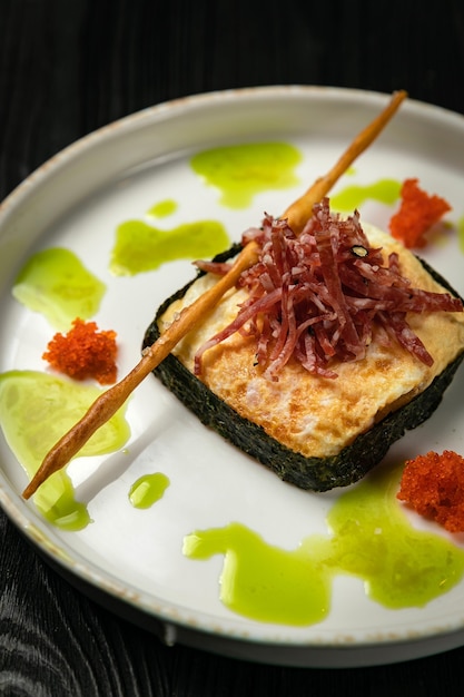 Prima colazione con erbe aromatiche all'uovo e salmone su un piatto rotondo