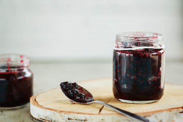 Prima colazione con pane tostato e marmellata di frutti di bosco freschi sul tavolo.