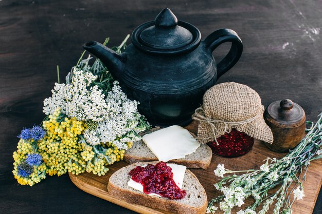 Prima colazione deliziosa della Provenza con tè e marmellata su legno