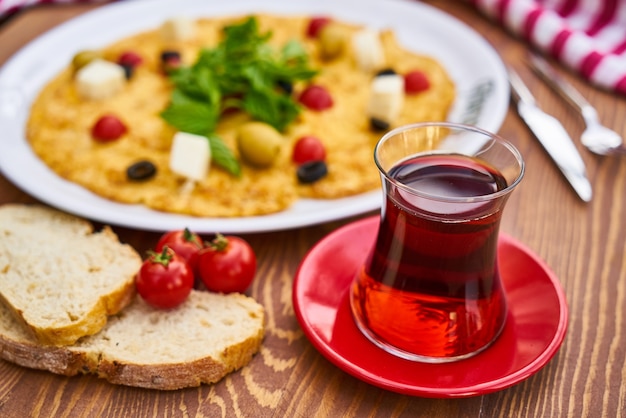 Prima colazione mediterranea con tè, omelette e pane