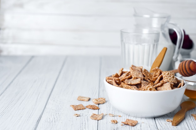 Prima colazione sana - anelli di cereali in una ciotola con latte