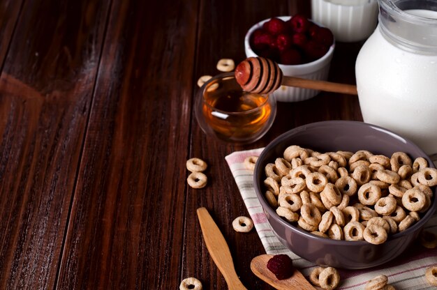 Prima colazione sana - anelli di cereali in una ciotola con latte