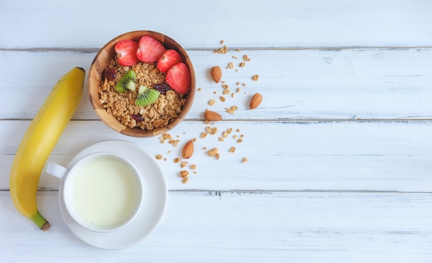 Prima colazione sana, cereali muesli con latte e banana