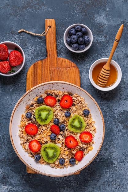 Prima colazione sana, ciotola con muesli d'avena e frutti di bosco, vista dall'alto.