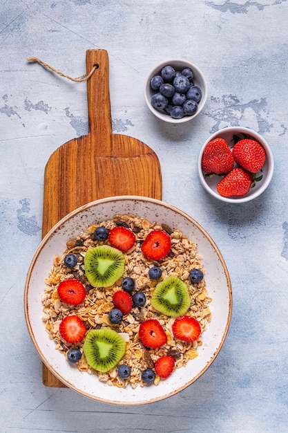 Prima colazione sana, ciotola con muesli d'avena e frutti di bosco, vista dall'alto.