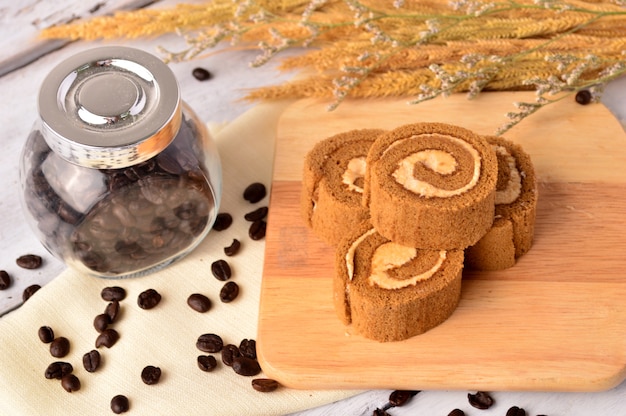 Prima colazione sana con croissant, caffè