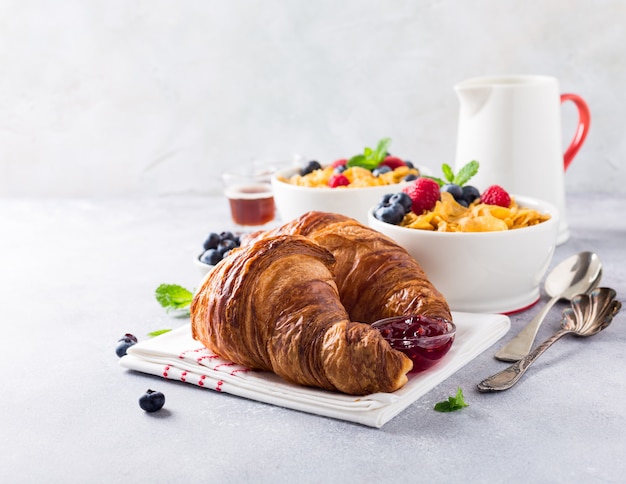 Prima colazione sana con croissant