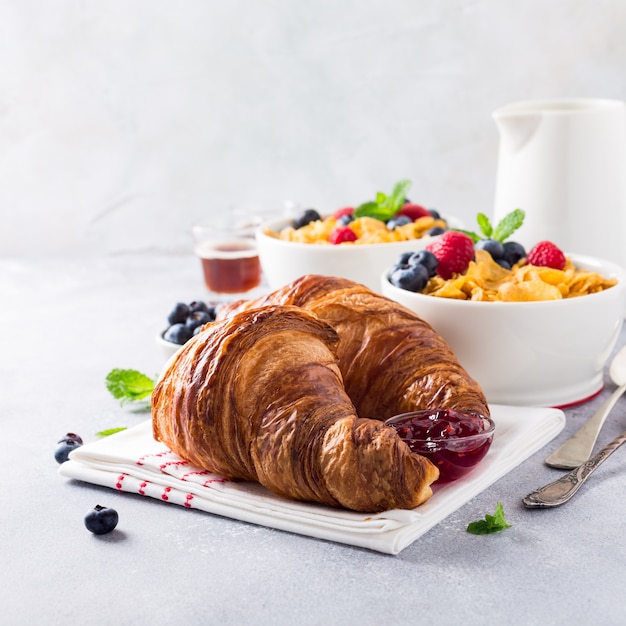 Prima colazione sana con croissant