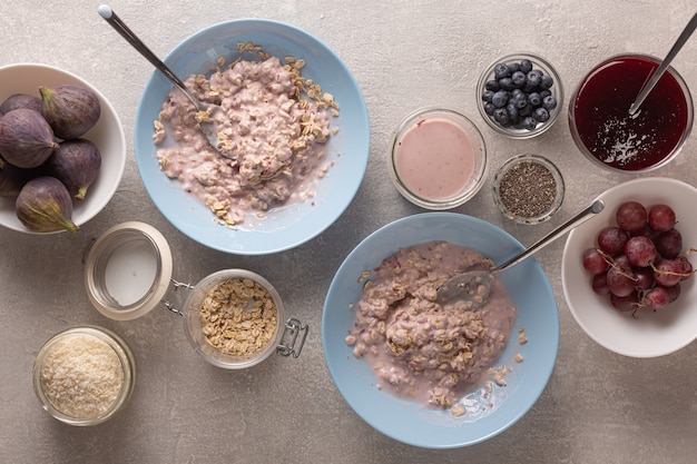 Prima colazione sana con farina d'avena e frutta