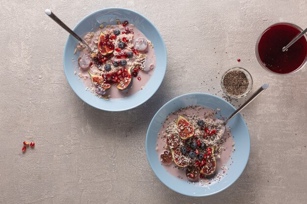 Prima colazione sana con farina d'avena e frutta