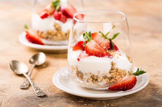 Prima colazione sana con muesli e frutti di bosco