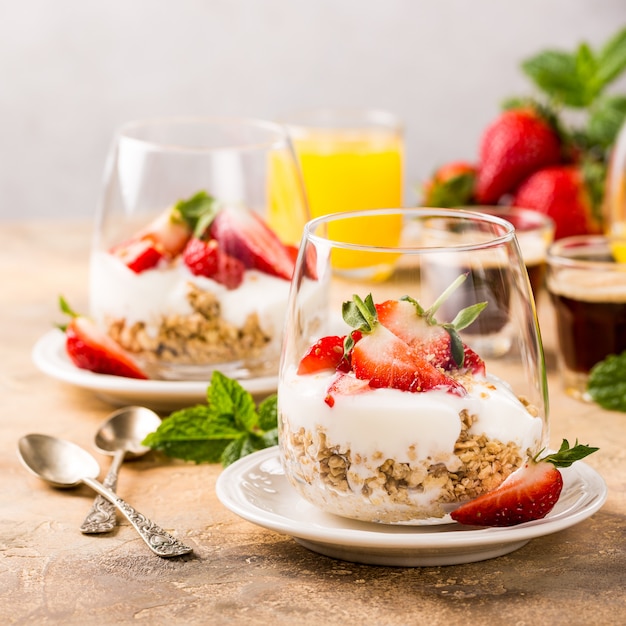 Prima colazione sana con muesli e frutti di bosco