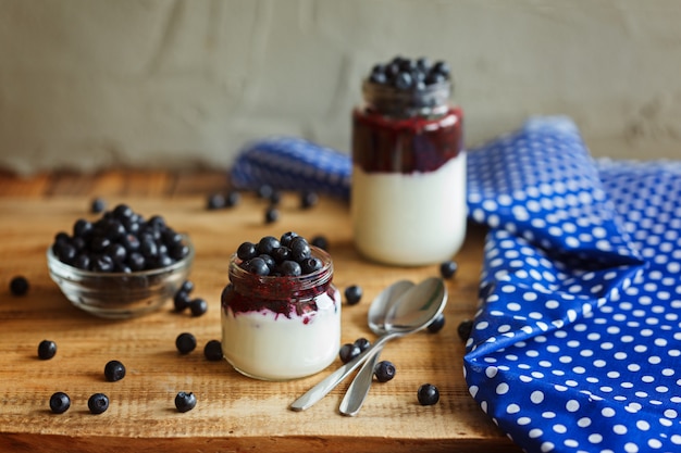 Prima colazione sana con pudding e mirtilli su rustico in legno