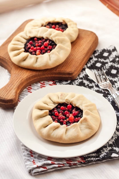 Prima colazione sana Galette quaresimale fatta in casa con bacche di sambuco e mirtilli rossi