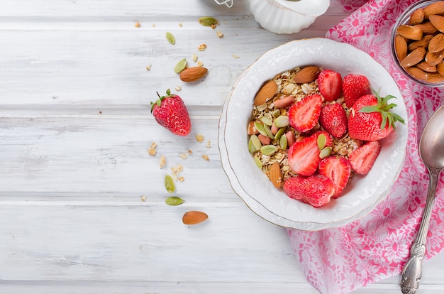 Prima colazione sana Granola fatta in casa con fragole fresche