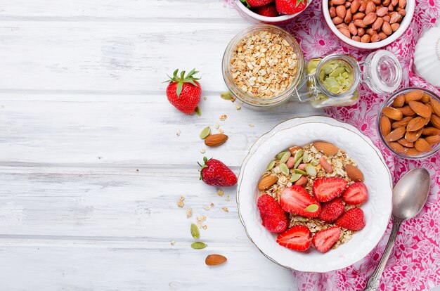 Prima colazione sana Granola fatta in casa con fragole fresche