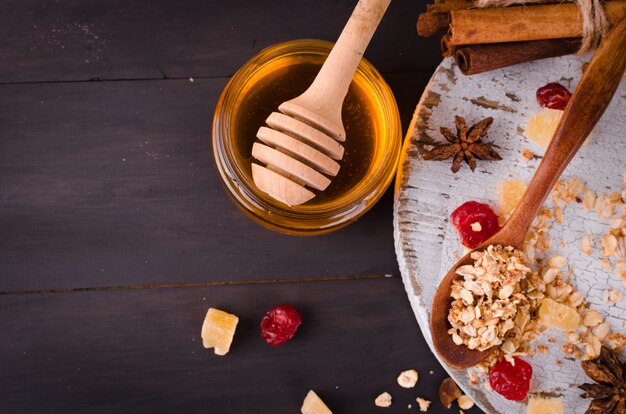 Prima colazione sana set muesli in un cucchiaio di legno