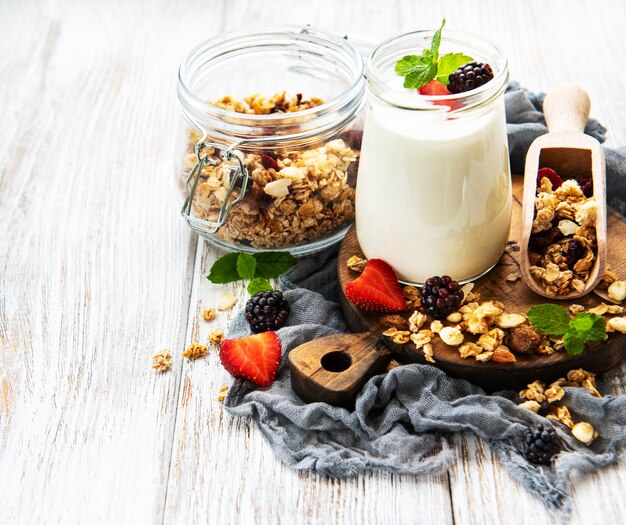 Prima colazione sana, yogurt e muesli