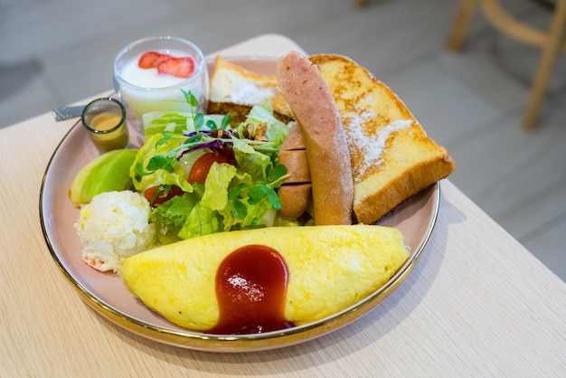 Prima colazione tutto il giorno con insalata e pane tostato