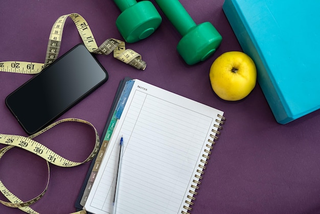 Prima dell'allenamento, l'allenatore ha steso l'attrezzatura sportiva e un taccuino con una penna