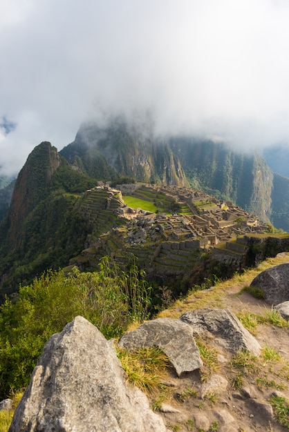 Prima luce del sole su Machu Picchu da nuvole di apertura