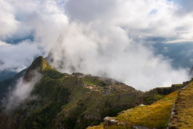 Prima luce solare su Machu Picchu