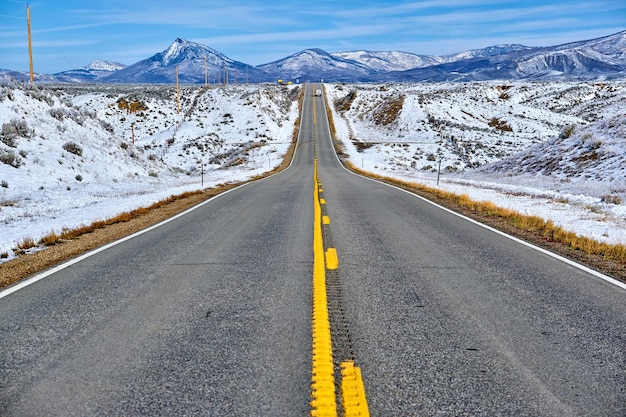 Prima neve che cambia stagione lungo l'autostrada