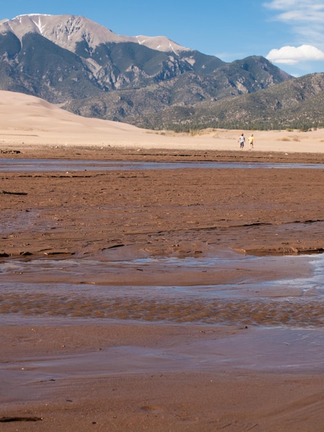 Primavera a Great Sand Dunes National Park, Colorado. Il Medano Creek scorre intorno alla base delle dune in primavera.