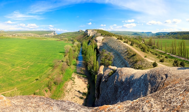 Primavera Crimea Paesaggio montano con rocce e fiume