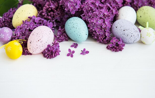 Primavera fiori lilla e uova di Pasqua