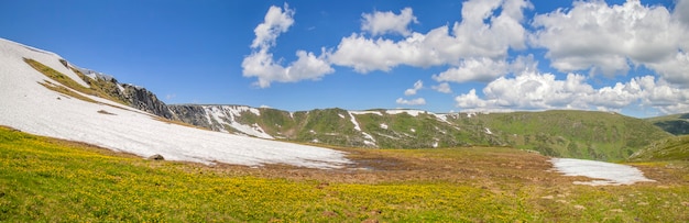 Primavera in montagna, neve, prati verdi, vista panoramica